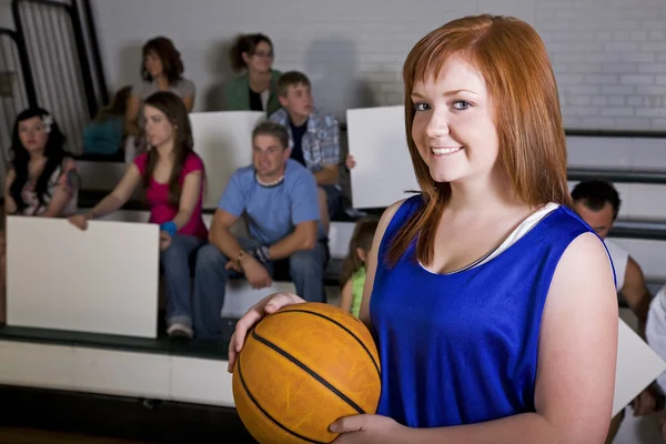 Vrouwelijke basketbalspeler — Stockfoto