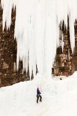 üst johnson Ice climber düşüyor