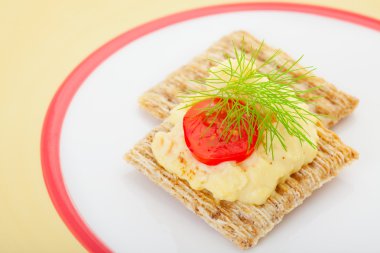 Baharatlı ve acılı yumurta kraker