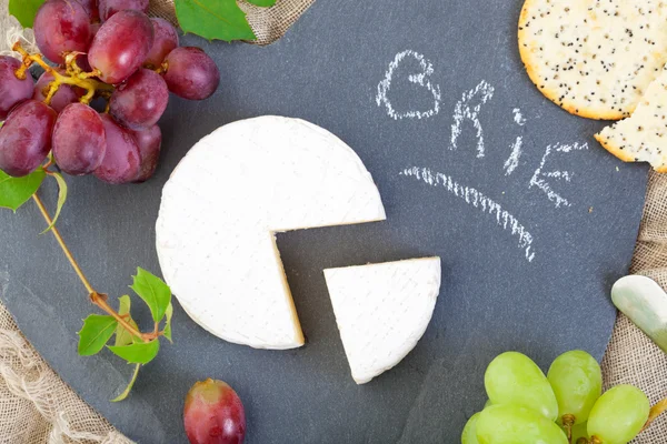 Brie Käse mit Trauben — Stockfoto