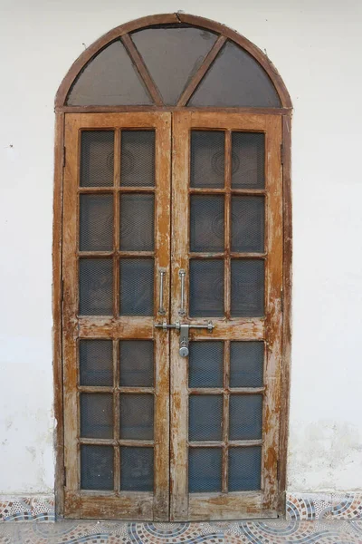 建物の古い木製ドア — ストック写真