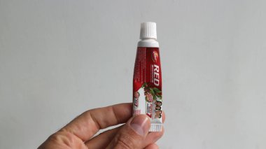 Diş macunu tutan el.