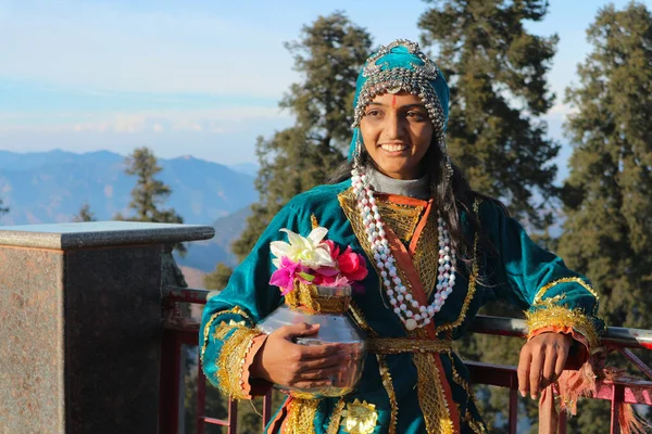 Retrato Una Hermosa Mujer India Traje Tradicional —  Fotos de Stock