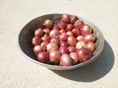 Metal kasede taze soğan soğanı.
