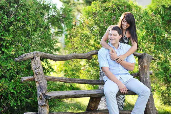 Junges glückliches Paar verbringt Zeit in einem Park — Stockfoto