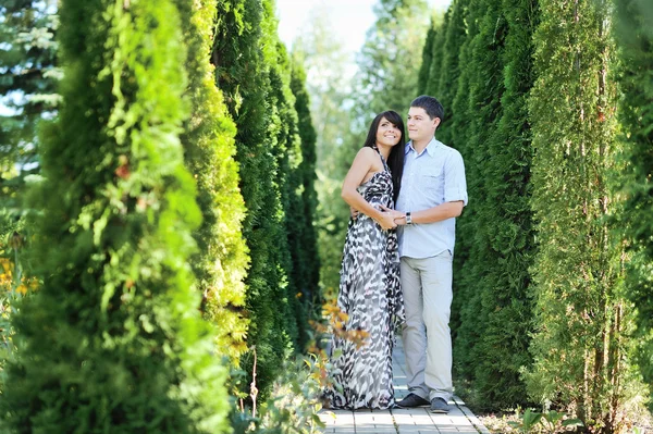 Retrato de pareja romántica en un jardín — Foto de Stock