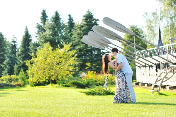 Giovane bella coppia vicino a grande nave in un giardino — Foto Stock