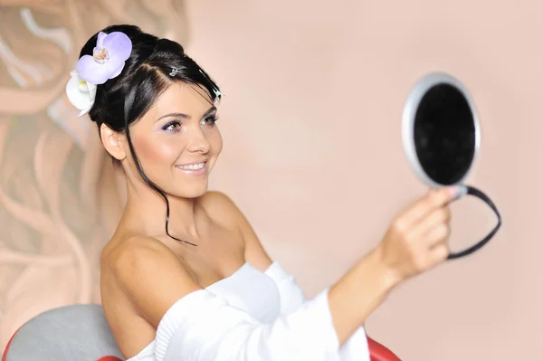 Giovane donna guardando nello specchio cosmetico — Foto Stock