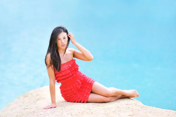 Sexy vrouw die zich voordeed op een strand — Stockfoto