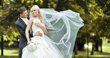 mutlu genç gelin ve damat gülüyor ve birbirlerine o arıyor