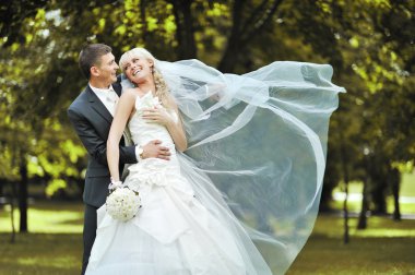 mutlu genç gelin ve damat gülüyor ve birbirlerine t sarılma