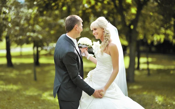 Boldog fiatal menyasszony és a vőlegény kívül együtt táncolni a mi — Stock Fotó