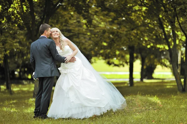 Glad bröllop par utomhus — Stockfoto