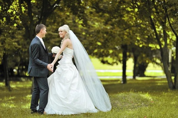 Noiva e noivo dançando juntos fora em seu dia do casamento  - — Fotografia de Stock