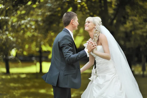 Heureux jeune mariée et marié dansant ensemble dehors sur leur nous — Photo