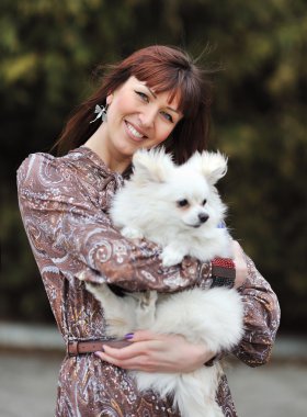 köpeğini dışarıda olan kadın