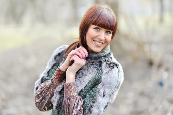 Nahaufnahme einer schönen lächelnden jungen Frau — Stockfoto