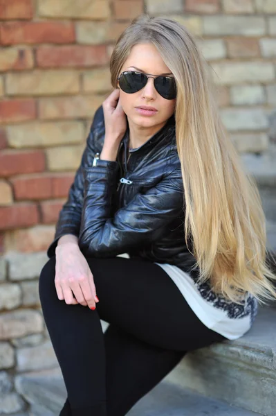 Mujer segura en gafas de sol — Foto de Stock