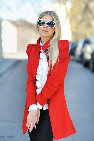 Portrait of a beautiful lady in red wearing sunglasses — Stock Photo, Image