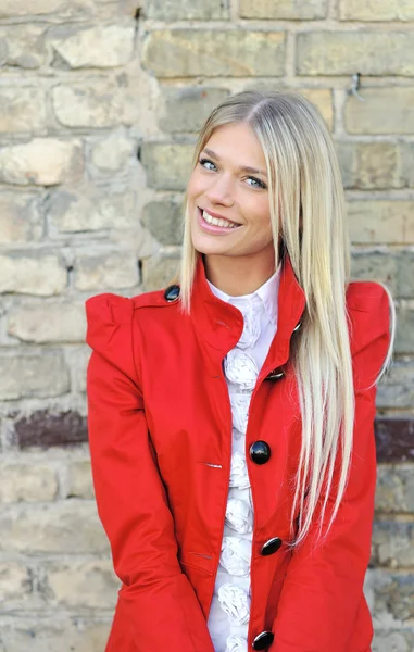 Retrato de una hermosa chica sonriente feliz — Foto de Stock