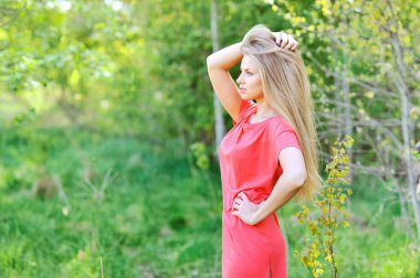 Kendine güvenen Bayan doğa çayırda