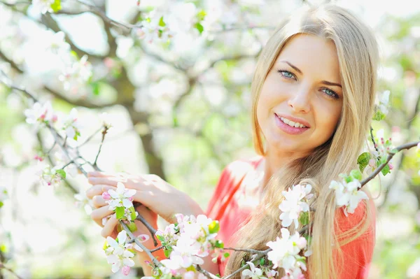 Primo piano di una bella signora fuori — Foto Stock