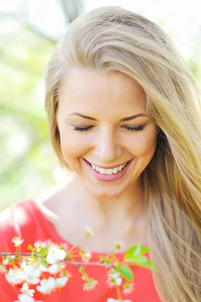 Schönes lächelndes Mädchen mit geschlossenen Augen - perfekte Haut — Stockfoto