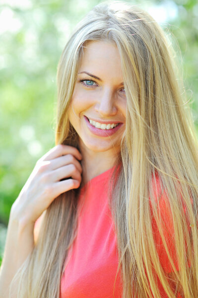 портрет красивой блондинки