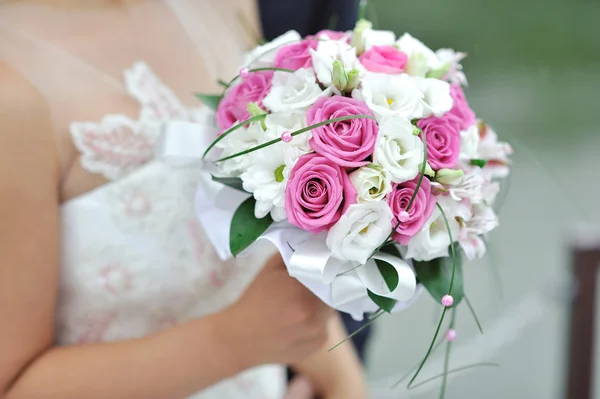 Buquê de casamento na mão — Fotografia de Stock