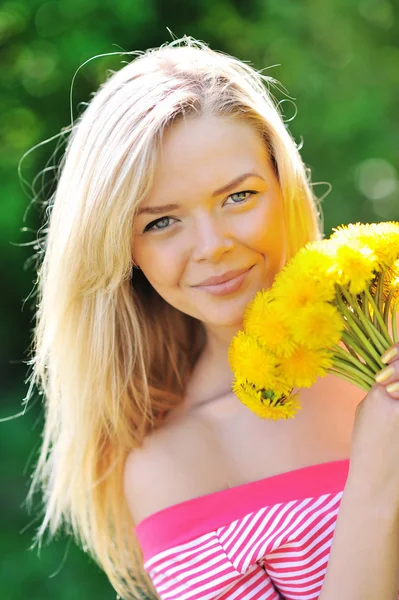 Pretty girl with dandelions — Stock Photo, Image