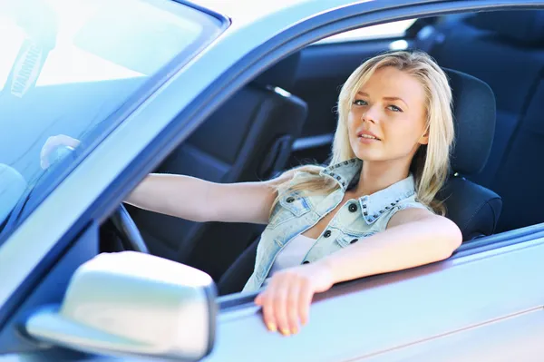 Moe meisje zit achter het stuur van haar auto — Stockfoto