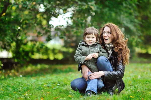 Mother and son having fun in a park — Stock Photo, Image