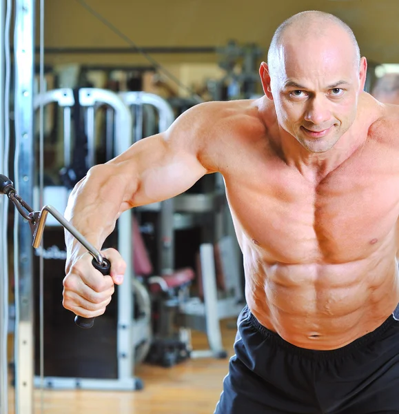 Bodybuilder training in gym — Stock Photo, Image