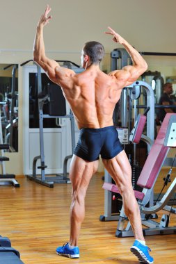 spor salonunda - Arkadan Görünüm tam uzunlukta portre poz vücut geliştirmeci
