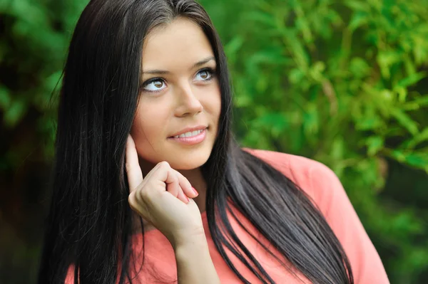 Young brunette woman portrait. Beautiful girl face smiling in a — Stock Photo, Image