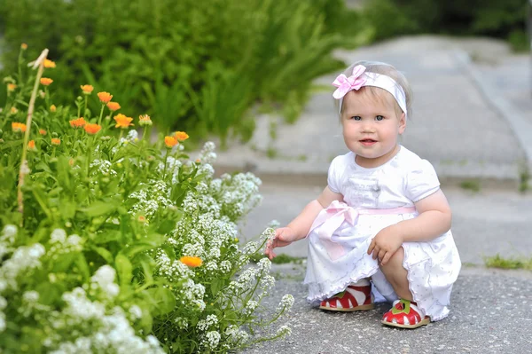 Cute toddler baby outdoors — Stock Photo, Image