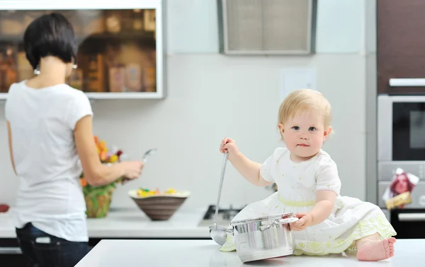 Mãe e filha cozinhar juntos — Fotografia de Stock