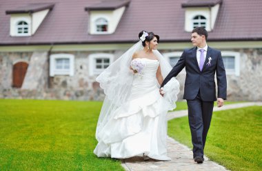 Gelin ve damat birlikte yürüme