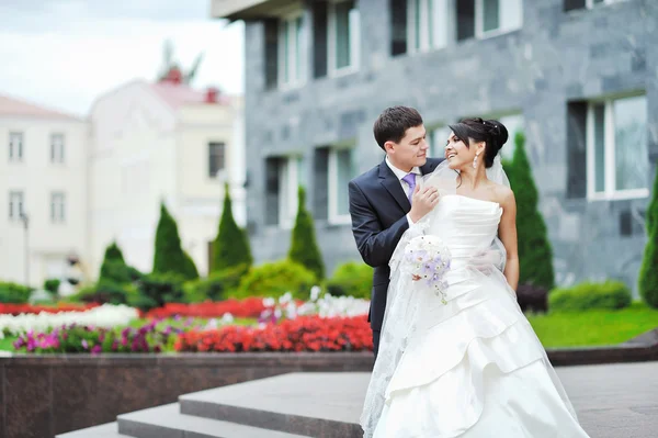 Sposi felici in un parco. Matrimonio coppia — Foto Stock