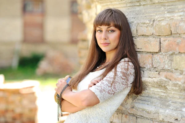 Retrato de dulce chica hermosa en un día soleado — Foto de Stock