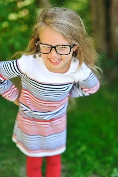 Szemüveg viselése aranyos kislány — Stock Fotó