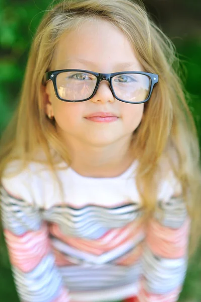 Αξιολάτρευτο μικρό κορίτσι που φοράει γυαλιά - closeup — Φωτογραφία Αρχείου