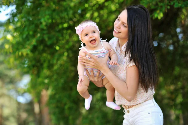 Moeder en baby in een park — Stockfoto