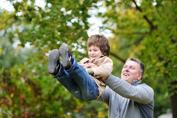 Padre e hijo divirtiéndose al aire libre —  Fotos de Stock