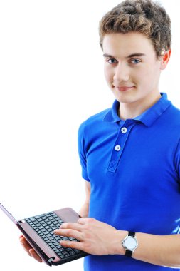 Beyaz arka plan üzerinde izole dizüstü kullanan öğrenci adam