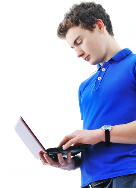 Adolescente utilizzando laptop isolato su sfondo bianco — Foto Stock