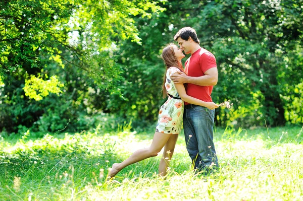 Feliz jovem casal beijando ao ar livre no parque — Fotografia de Stock