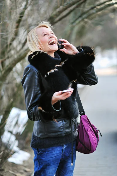 Happy woman talking on cell phone — Stock Photo, Image