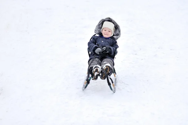 男孩在雪中滑动 — 图库照片