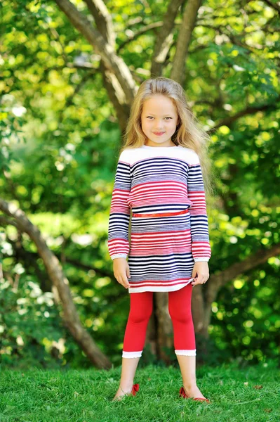 Portret pełnej długości piękny mały dziewczyna pozuje na zewnątrz — Zdjęcie stockowe